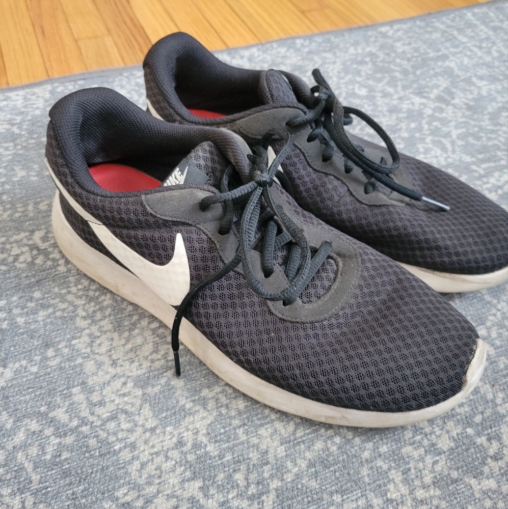 Black Nike Tennis Shoes